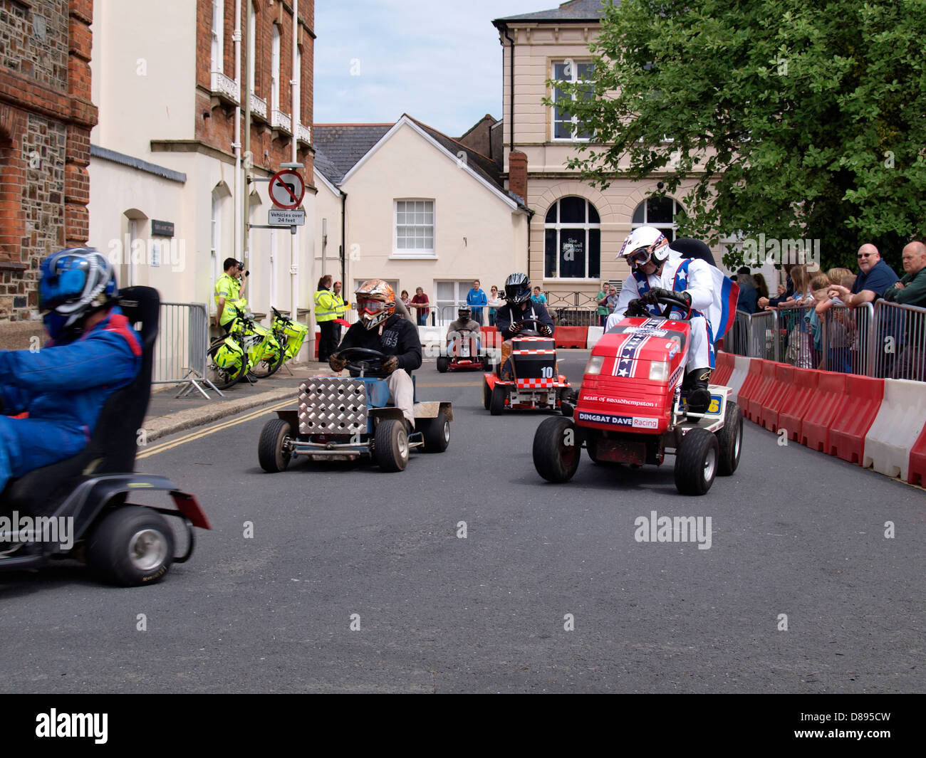 Lawn mower racing hi-res stock photography and images - Alamy