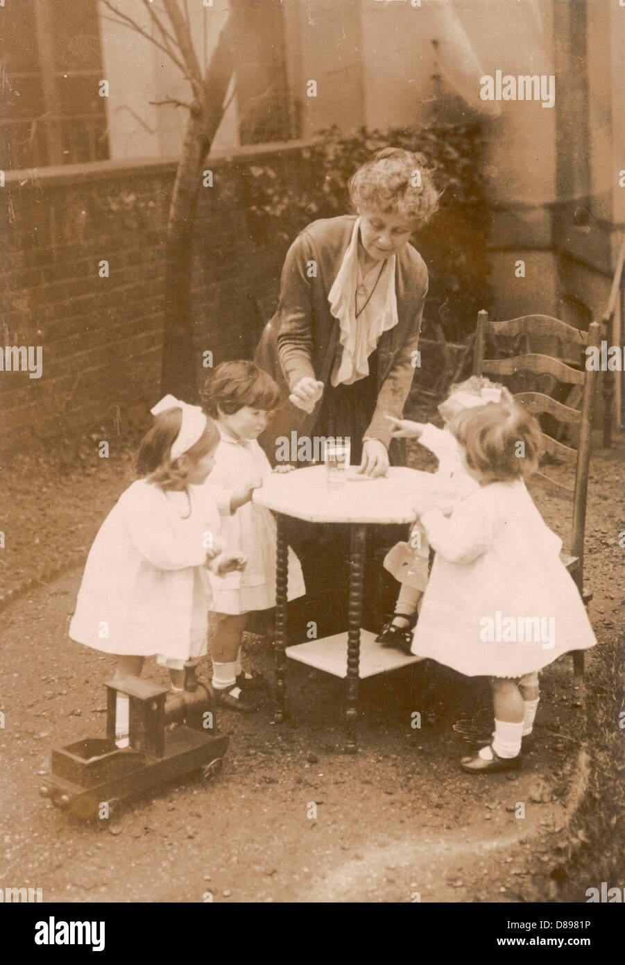 Emmeline pankhurst and daughters hi-res stock photography and images ...