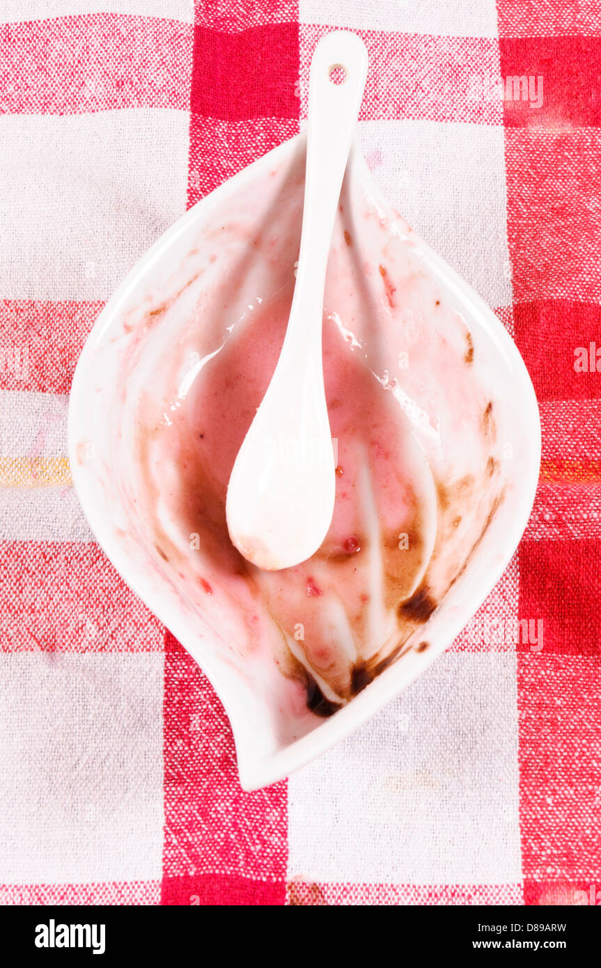 Dirty bowl after the ice cream Stock Photo Alamy