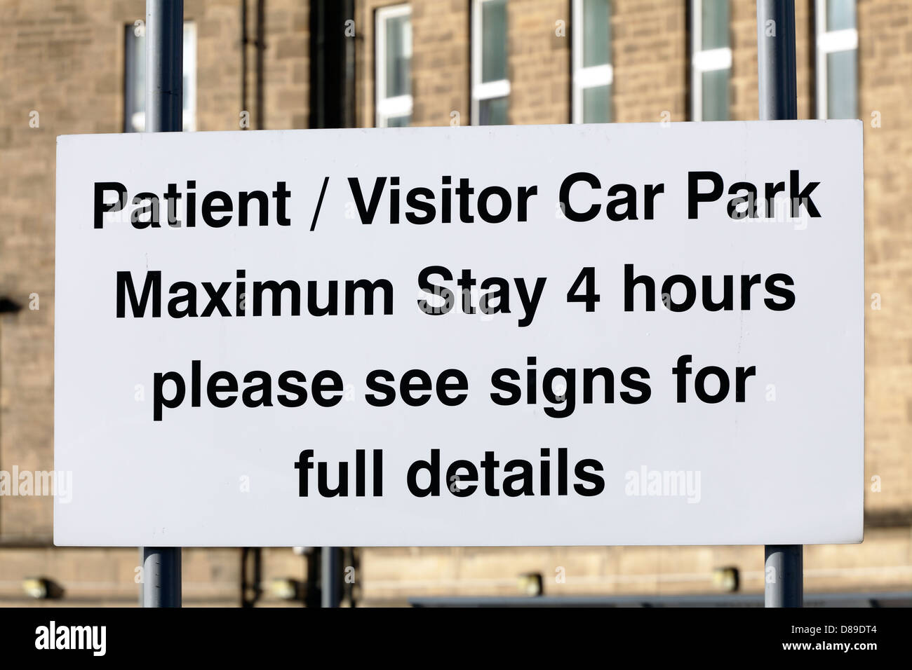 The old Victoria Infirmary is permanently closed. 4 Hour Maximum Stay sign, Patient / Visitor car park, old Victoria Infirmary, Glasgow, Scotland, UK Stock Photo