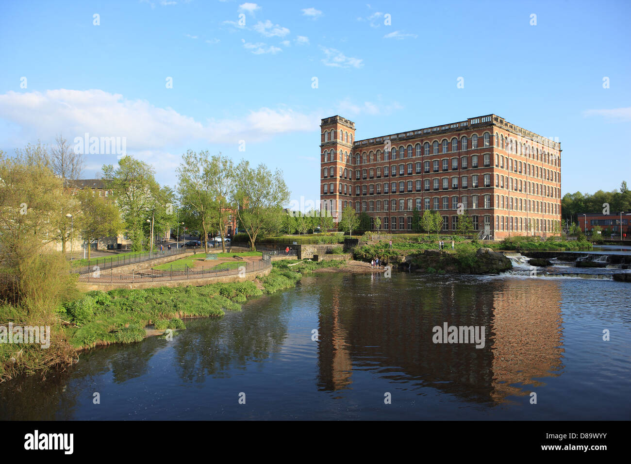 Anchor Mill building the former domestic finishing Mill of J & J Clark of Paisley reflected in the White Cart River Stock Photo