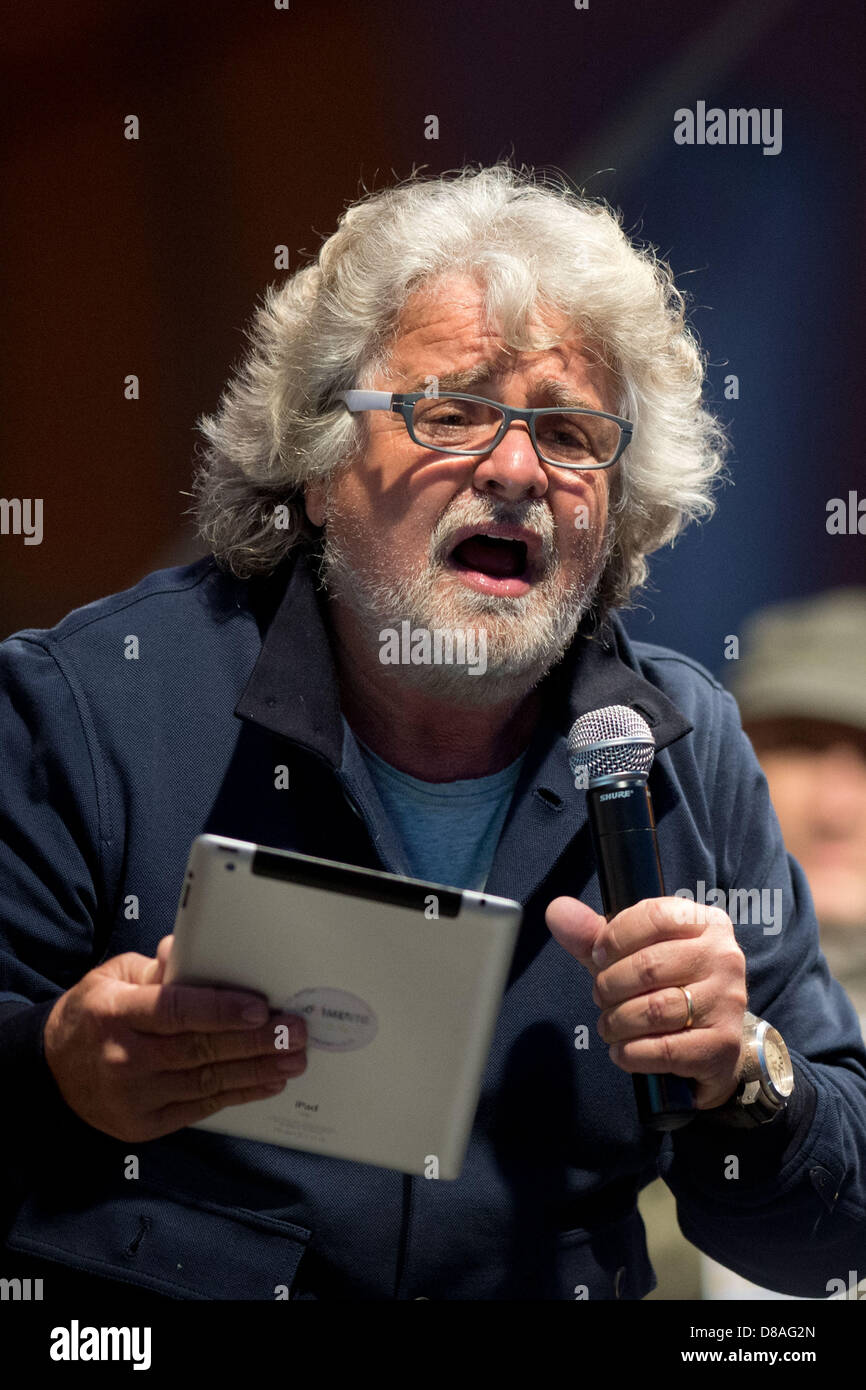 Imola, Italy. 22nd May 2013. Beppe Grillo, a leading political figure of the 'Movimento 5 Stelle', Italian political movement, held a rally in Imola, Italy, (Photo by Enrico Calderoni/AFLO/Alamy Live News) Stock Photo