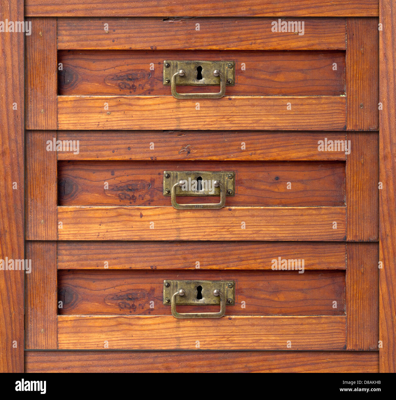 текстура ящика. блокиратор на ящики от детей. шкафы из состаренного дерева. замок baby safety lock. Pocket door блюм.