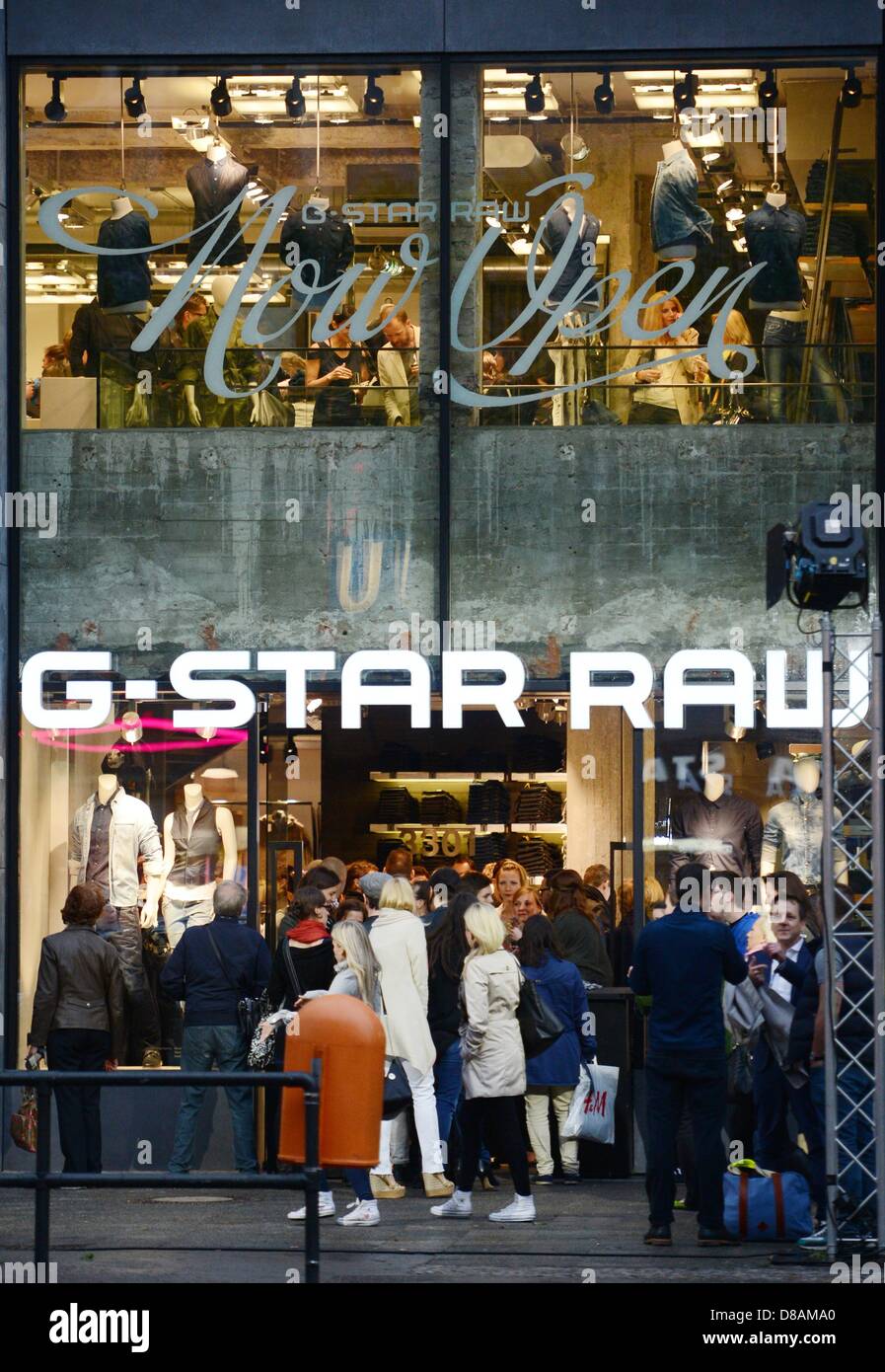 People enter the shop after the Grand Opening of the G-Star RAW Store at  Kurfuerstendamm in Berlin, Germany, 22 May 2013. Photo: Jens Kalaene Stock  Photo - Alamy
