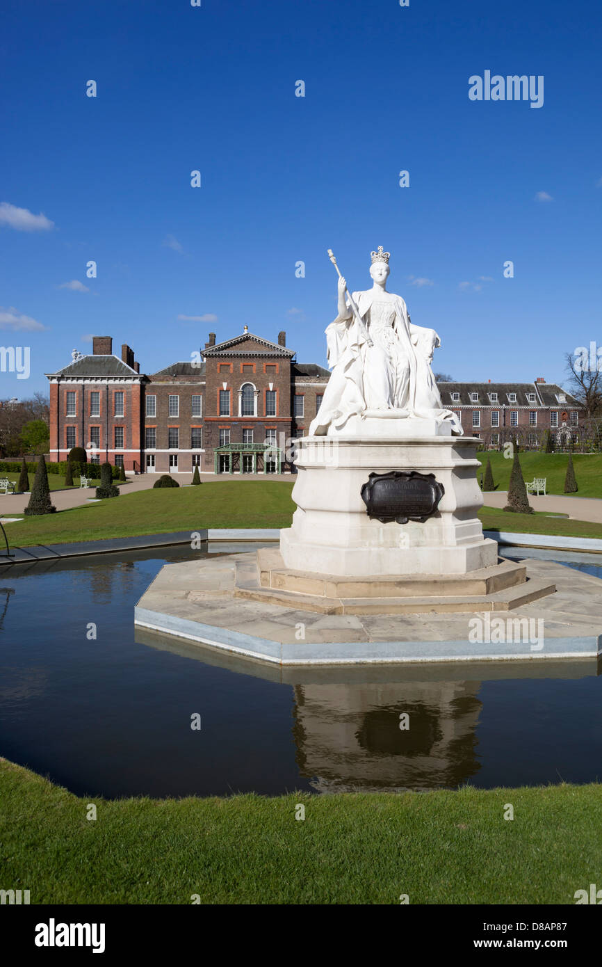 Kensington Palace and Queen Victoria statue Stock Photo