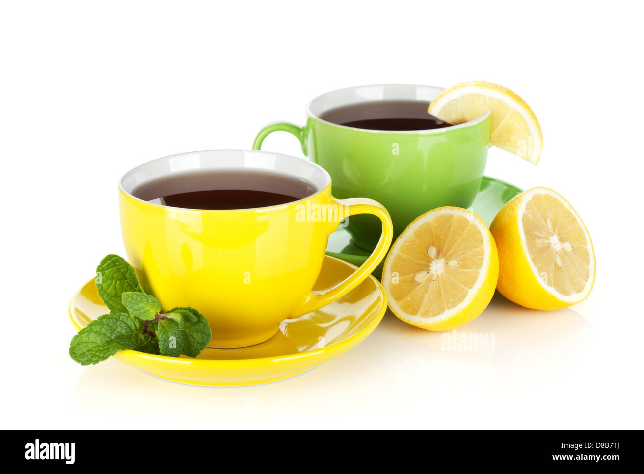 Две кружки чая с лимоном