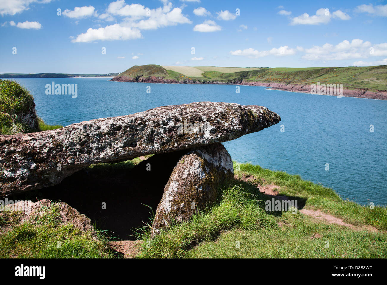 Kings quoit burial chamber hi-res stock photography and images - Alamy