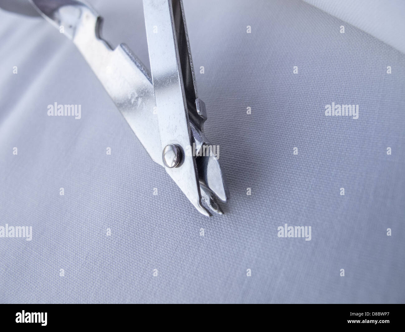 Surgical instrument for removing surgical clips from healed surgical