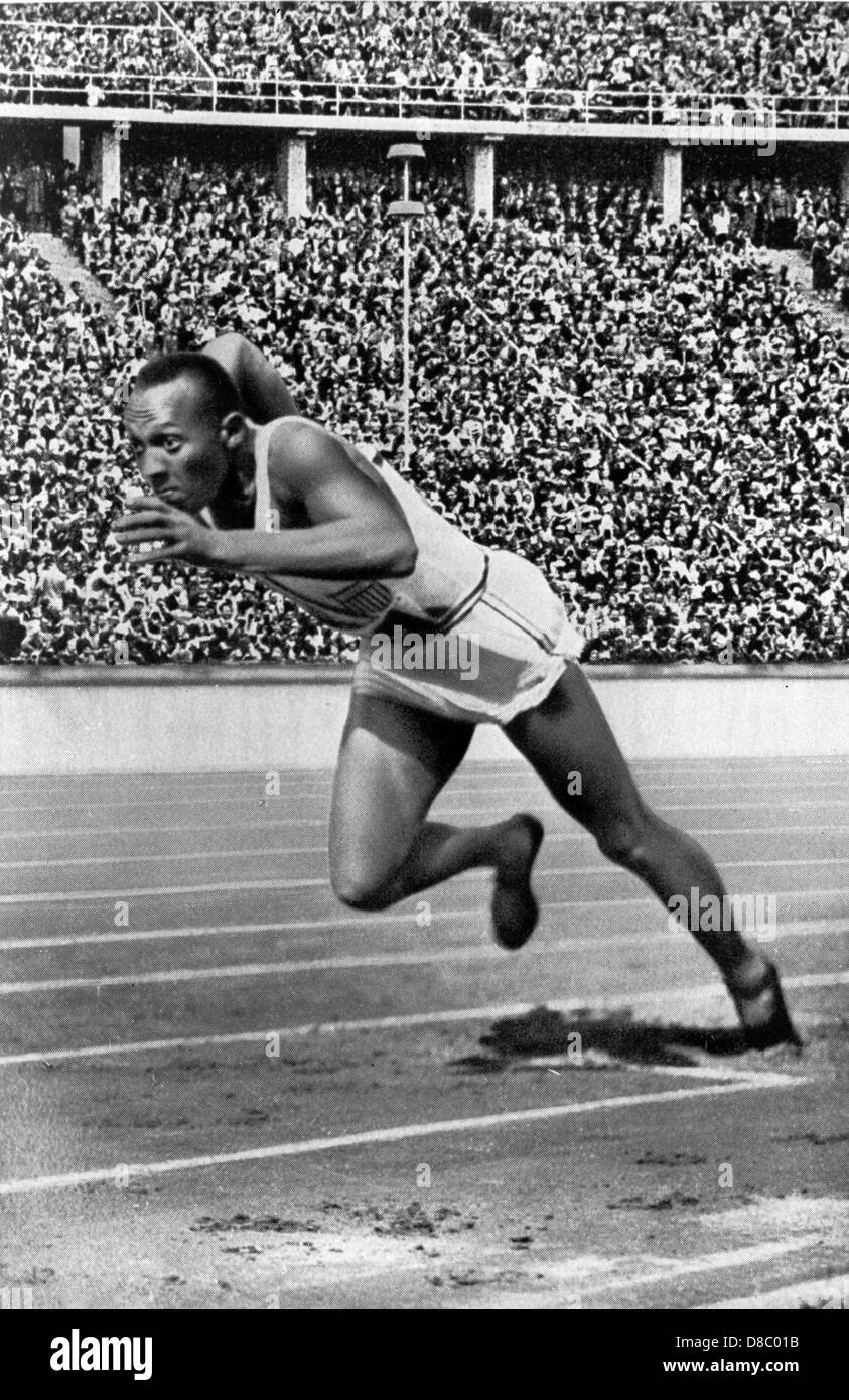 Jesse Owens at start of record breaking 200 meter 'Die Olympischen Spiele' 1936 Stock Photo