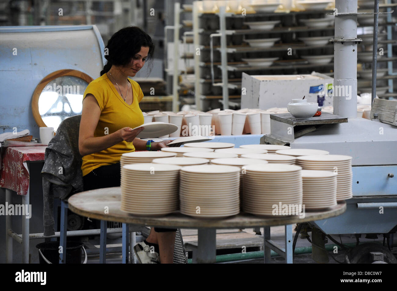 посудный завод. на фабрике керамической посуды 10 произведенных тарелок имеют дефект.