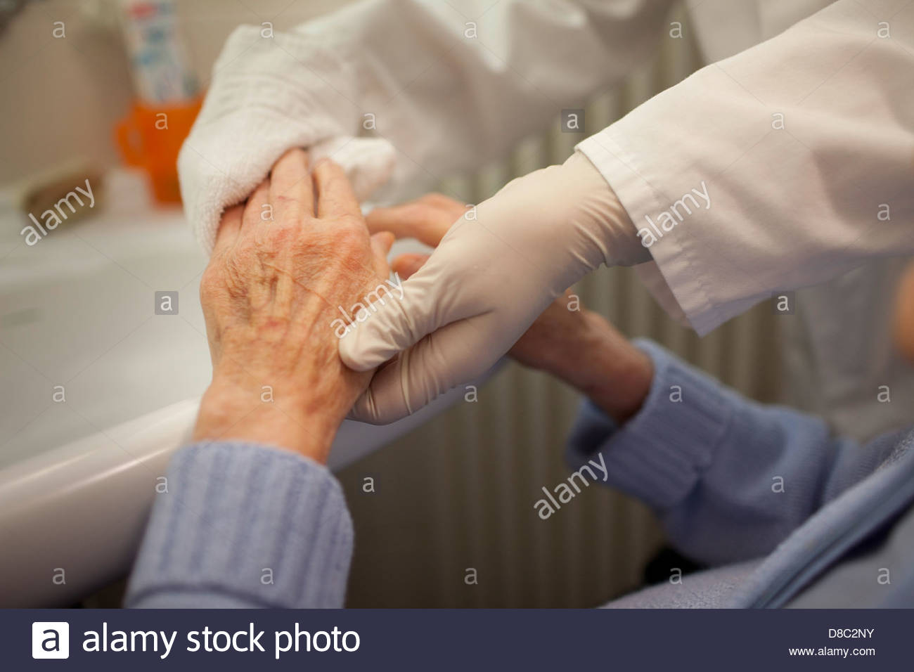 Nurse Bath Patient Stock Photos & Nurse Bath Patient Stock Images Alamy