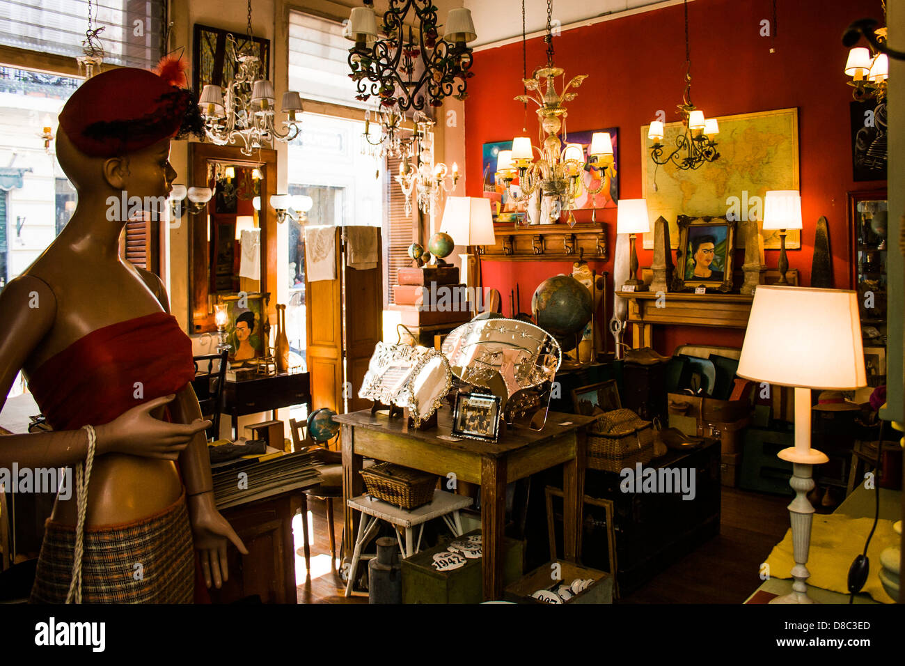 Antique dealer hi-res stock photography and images - Alamy
