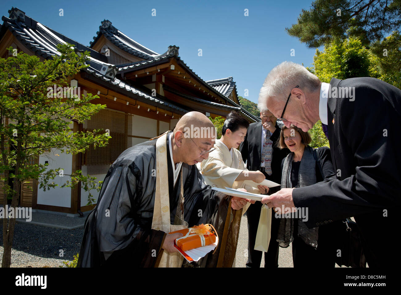 President of the German Bundesrat and Prime Minister of Baden-Wuerttemberg Winfried Kretschmann visits the Heian shrine with deputy archpriest Honda Kazuo. Photo: Uli Regenscheit Stock Photo