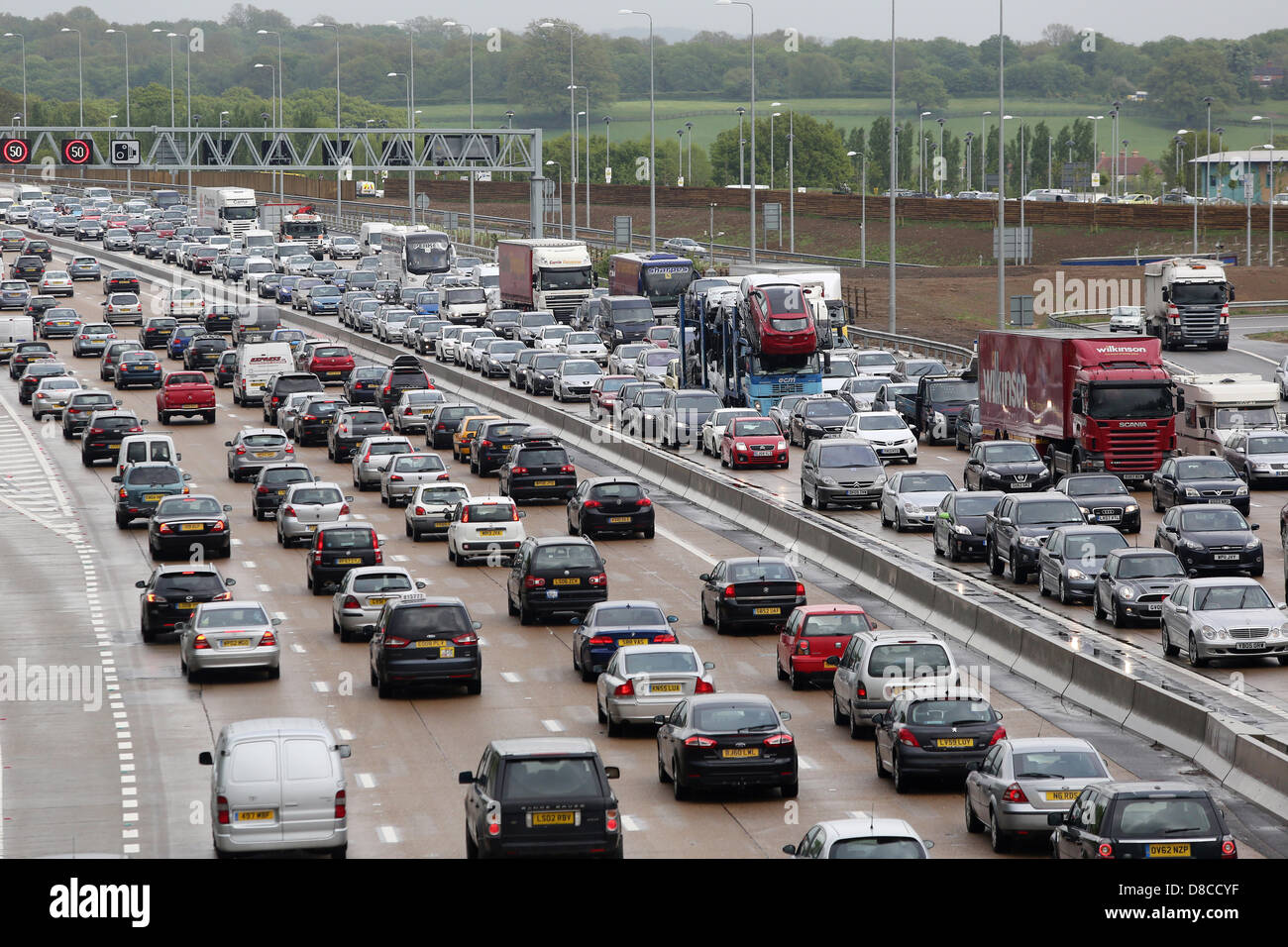 Cobham, Surrey, UK. 24th May 2013. Long delays on M25 as Bank Holiday getaway gets under way. Queues of over 70 minutes can be seen between Junctions 8-10 on the M25. Photos show traffic just past Junction 9 in Cobham, Surrey. Credit: Oliver Dixon/Alamy Live News Stock Photo