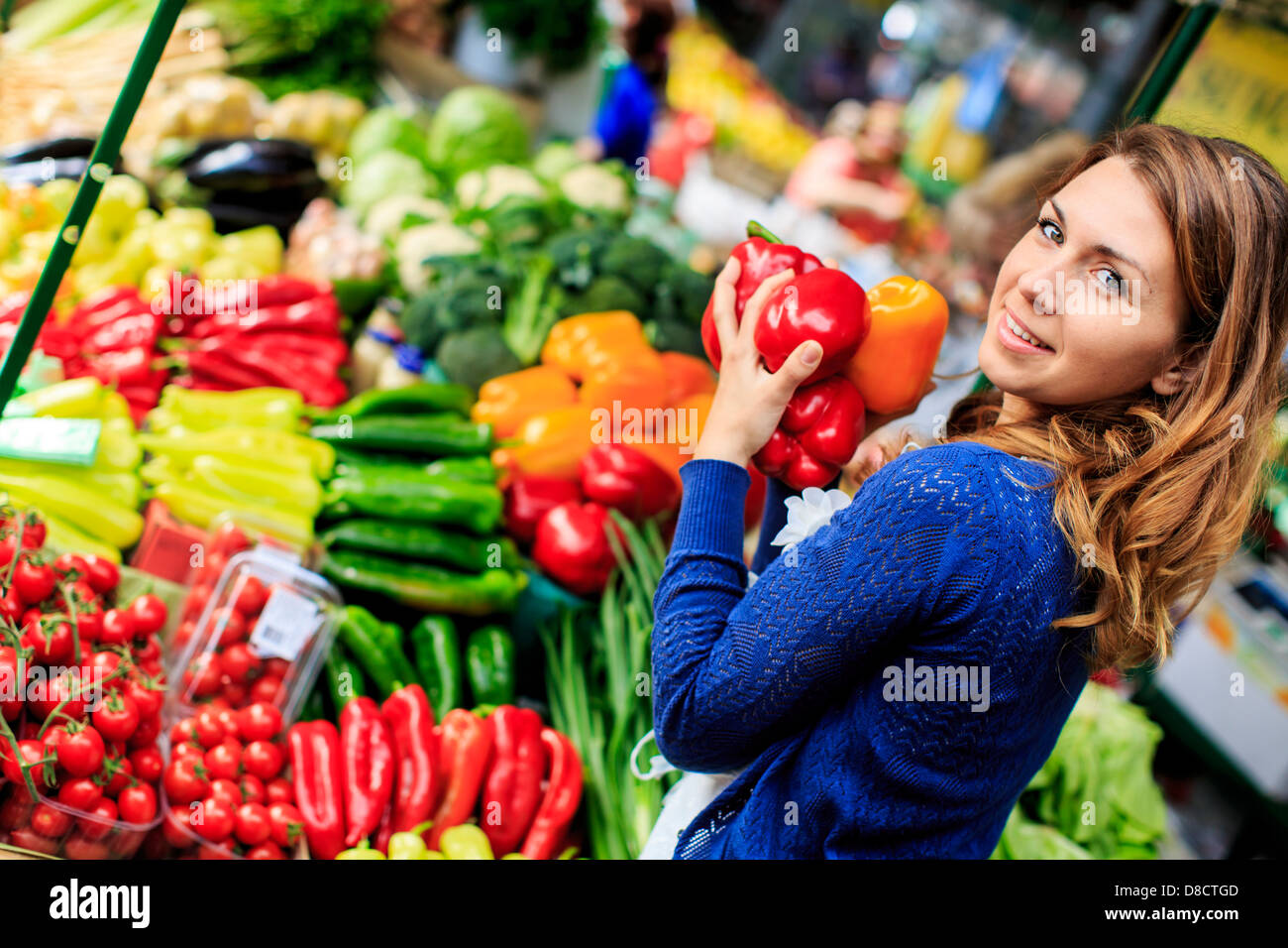 Девушка с овощами. Девушка с овощами и фруктами. Женщина на рынке. Человек овощ.