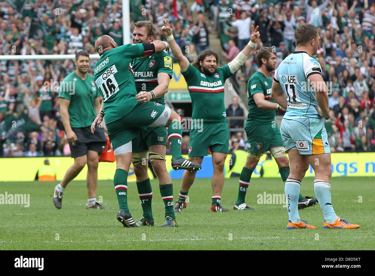 London, UK.  25th May 2013. Tigers players celebrate victory of the Aviva Premiership Rugby Final between Leicester Tigers and Northampton Saints from Twickenham. Credit: Action Plus Sports Images/Alamy Live News Stock Photo