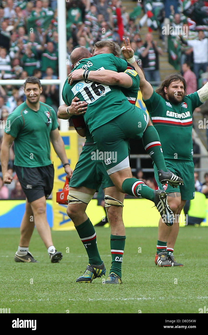 London, UK.  25th May 2013. Tigers players celebrate victory of the Aviva Premiership Rugby Final between Leicester Tigers and Northampton Saints from Twickenham. Credit: Action Plus Sports Images/Alamy Live News Stock Photo