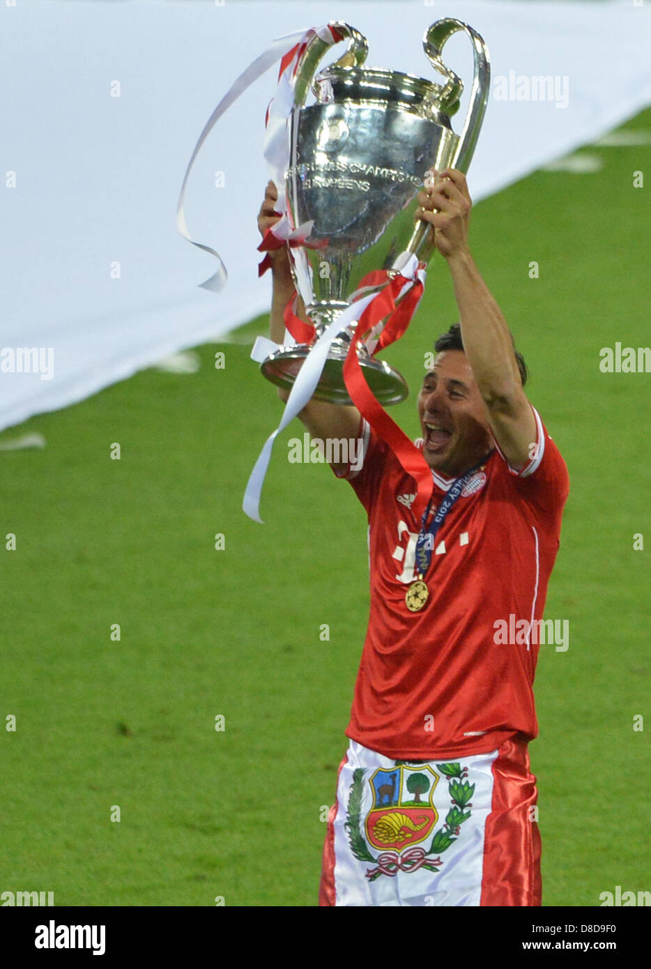 Munich's Claudio Pizarro (C) lifts the trophy after winning the UEFA soccer Champions  League final between Borussia Dortmund and Bayern Munich at Wembley stadium  in London, England, 25 May 2013. Photo: Peter