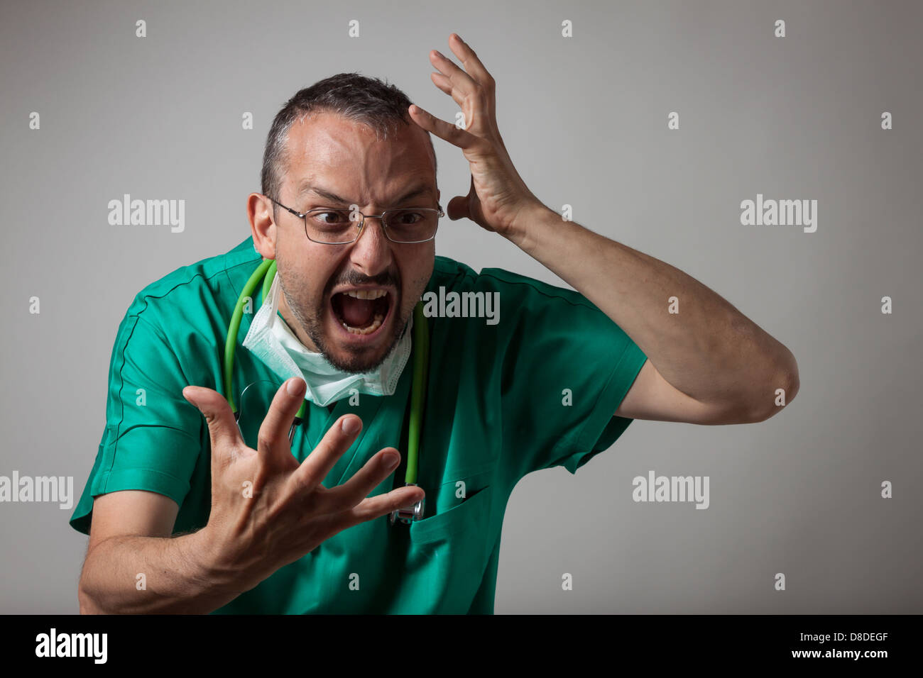 доктор кричит. врач кричит. кричащий врач. выгорание врача. агрессивный доктор.