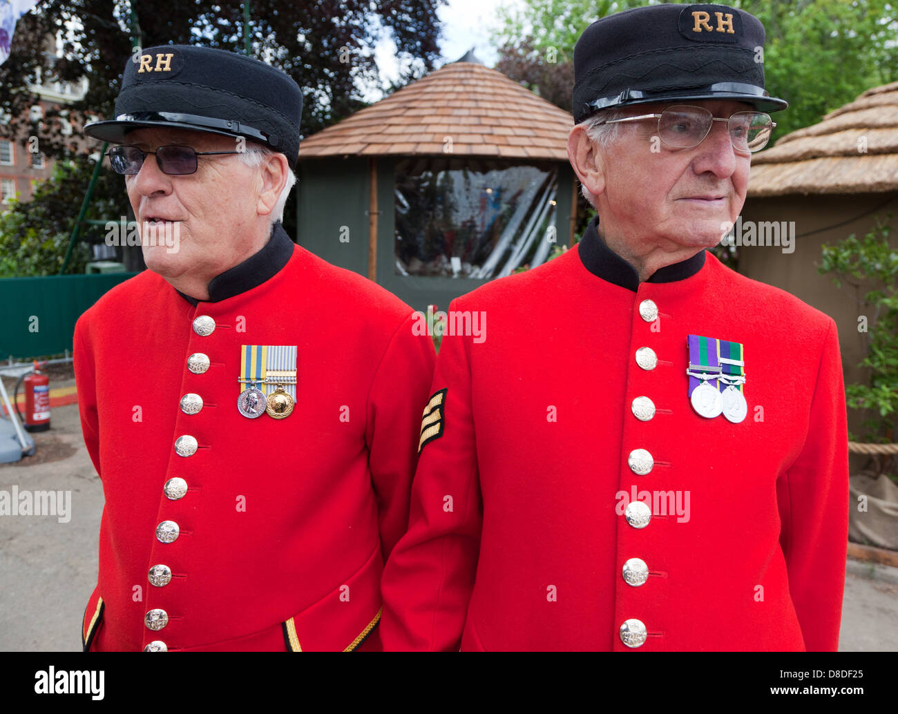 uniform-chelsea-pensioner-royal-hospital-hi-res-stock-photography-and
