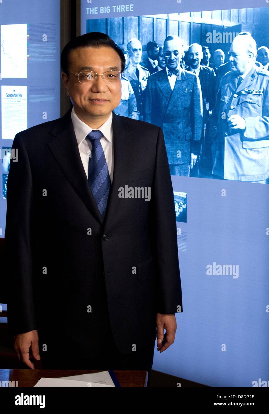 Der Ministerpräsident von China, Li Keqiang, steht am 26.05.2013 in der Gedenkstätte Cecilienhof in Potsdam (Brandenburg) neben einem Foto der Unterzeichner des Potsdamer Abkommens. Foto: Soeren Stache/dpa Stock Photo