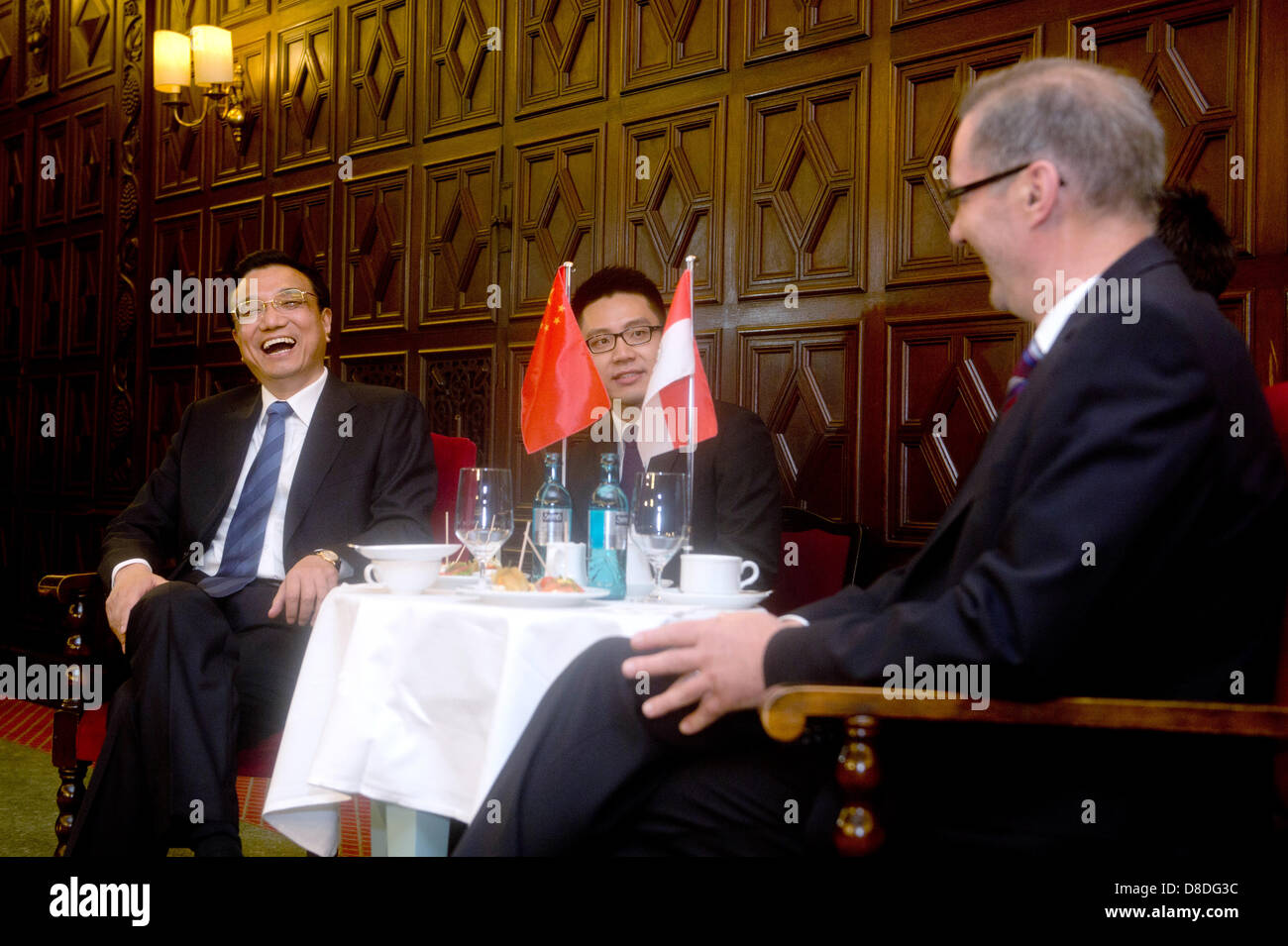 Brandenburgs Ministerpräsident Matthias Platzeck (SPD, r) sitzt am 26.05.2013 in einem Raum der Gedenkstätte Cecilienhof in Potsdam (Brandenburg) mit dem Ministerpräsidenten von China, Li Keqiang (l) an einem Tisch zum Gespräch. Foto: Marc Tirl/dpa Stock Photo
