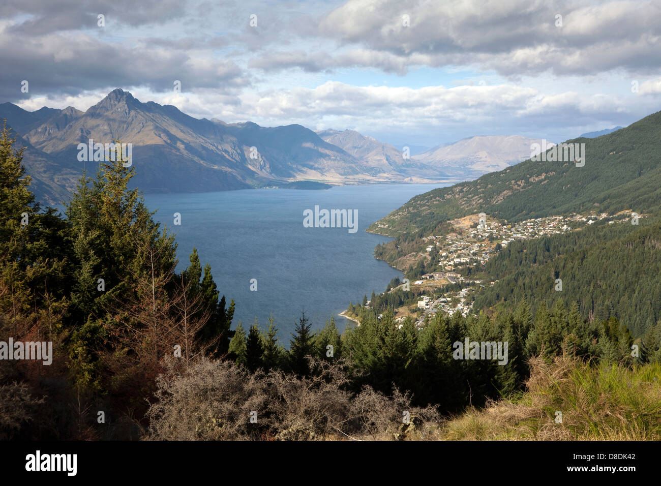 A view of Lake Wakatipu from the Queenstown Hill in the South Island of ...
