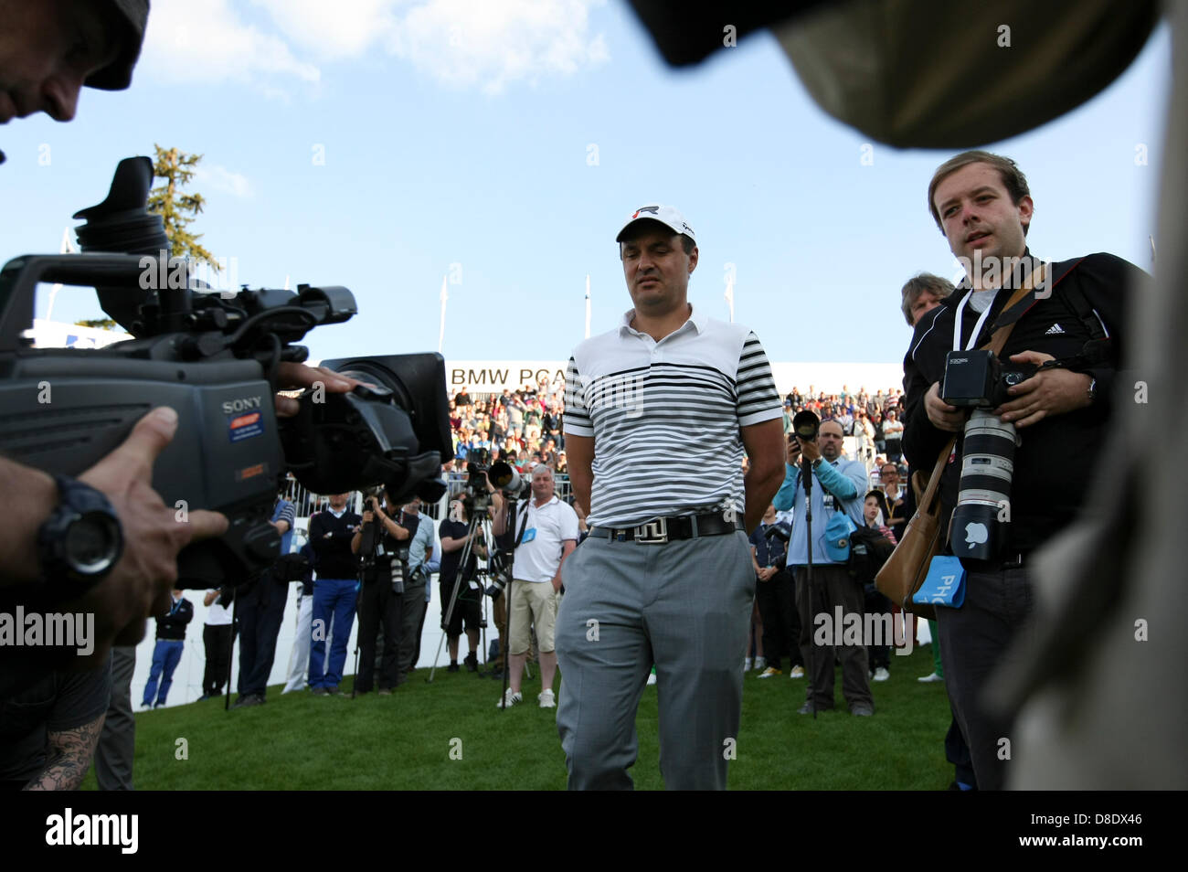 26.05.2013 Wentworth, Virginia Water, England. Simon Khan (ENG) is swamped by press media before collecting his second place medal at the 2013 BMW PGA Championship from Wentworth Golf Club. Stock Photo