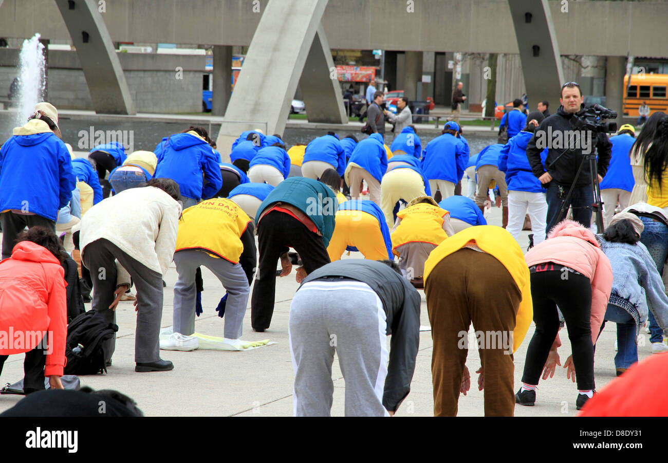 Falun Gong Practitioners Stock Photo Alamy