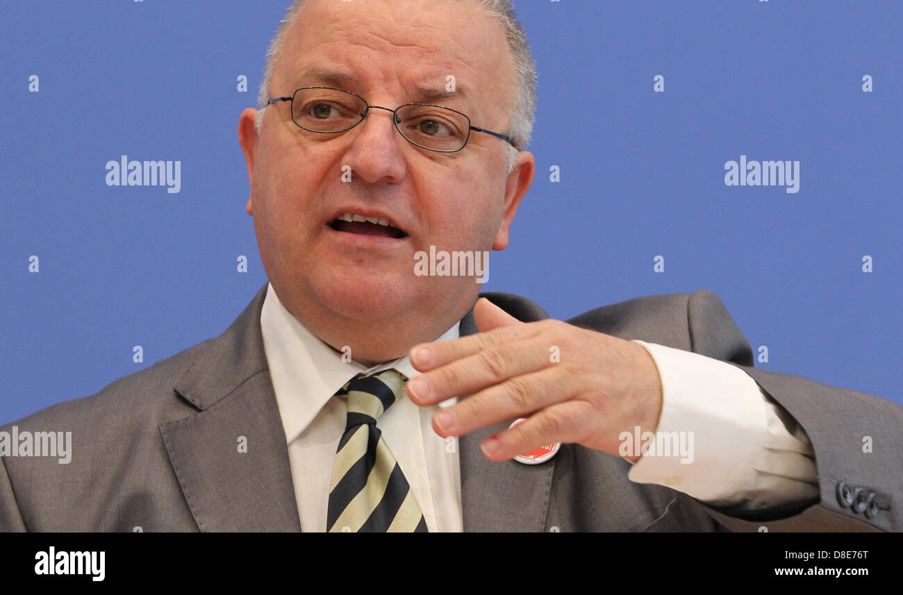 Chairman of the Turkish Community in Germany, Kenan Kolat, answers questions of journalists at the Federal Press Conference in Berlin, Germany, 27 May 2013. The politician presented a draft bill on political participation of immigrants. Photo: WOLFGANG KUMM Stock Photo
