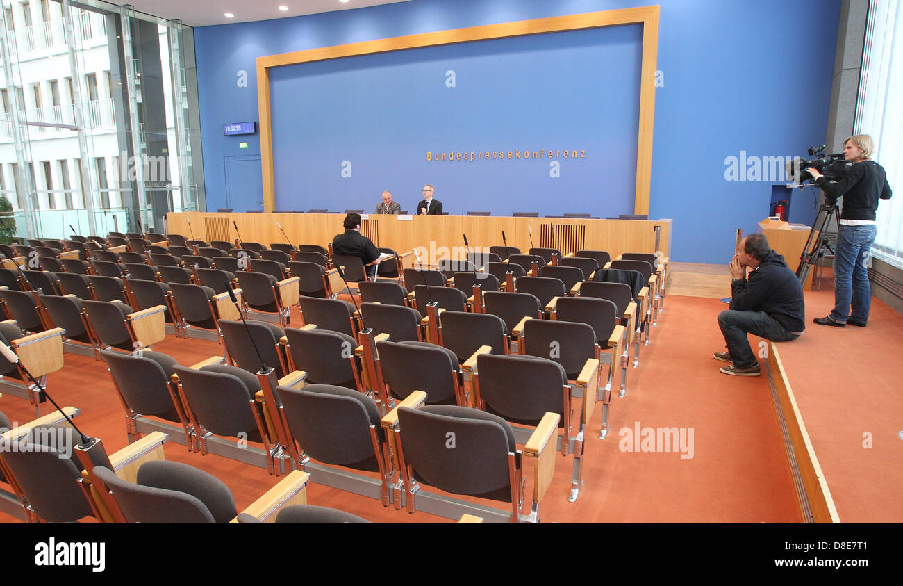 Chairman of the Turkish Community in Germany, Kenan Kolat (L), answers questions of journalists at the fairly empty Federal Press Conference in Berlin, Germany, 27 May 2013. The politician presented a draft bill on political participation of immigrants. Photo: WOLFGANG KUMM Stock Photo