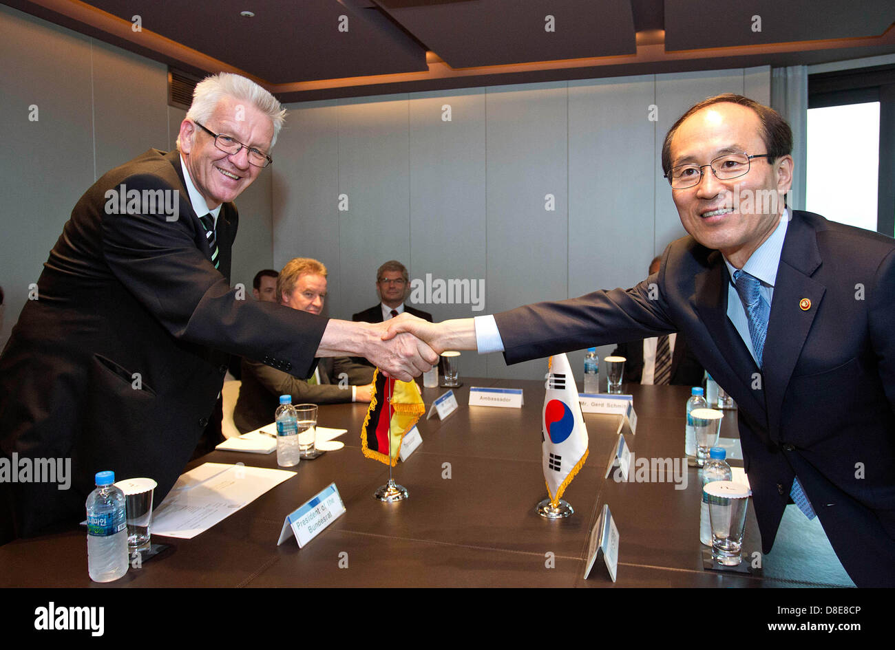 President of the Bundesrat and governor of Baden-Wuerttemberg Winfried Kretschmann meets South Korean Minister of Environment Yoon Seong- kyu in Seoul, Republic of Korea, 27 May 2013. Photo: Uli Regenscheit Stock Photo