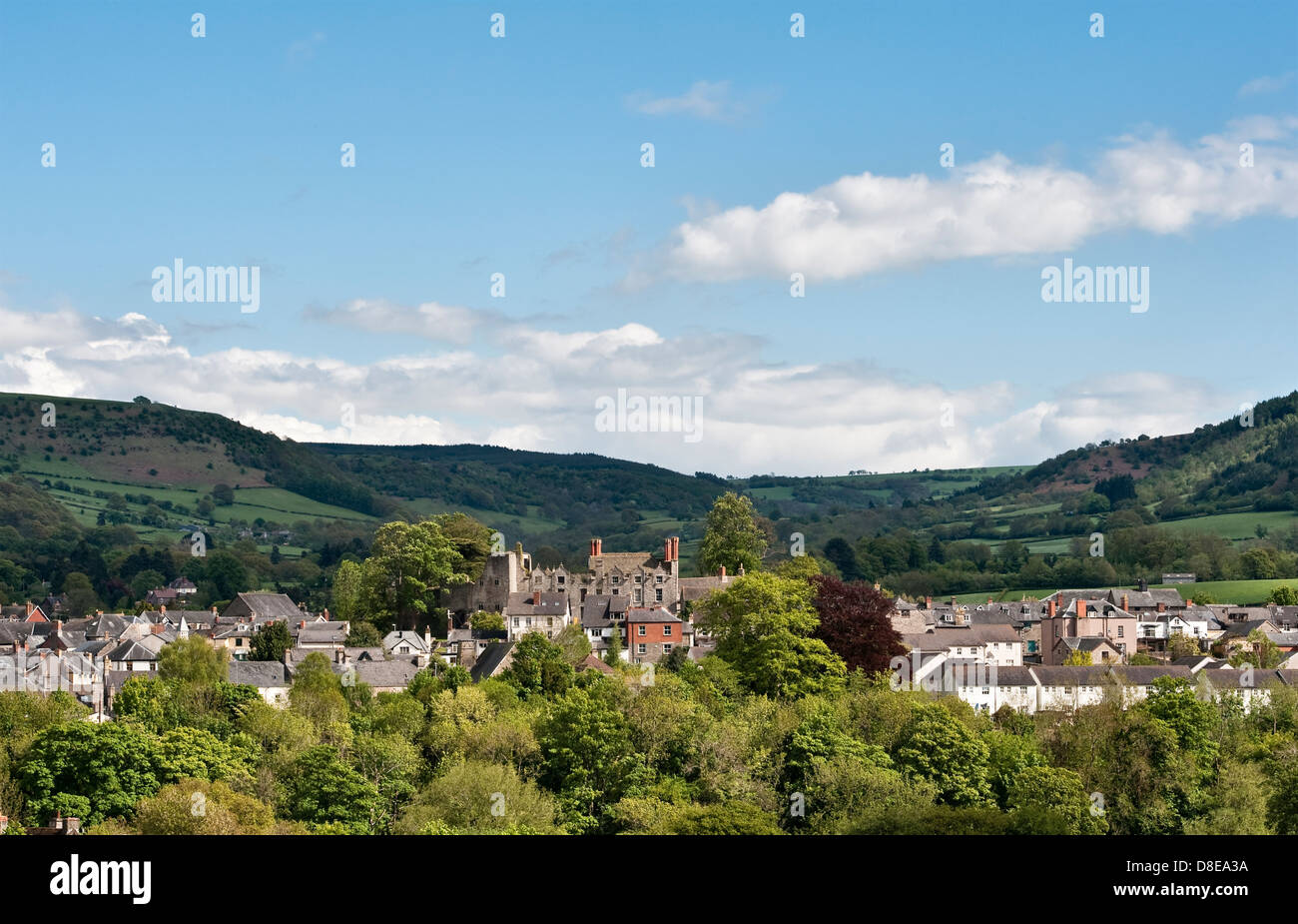 The 'book' town of Hay-on-Wye (on the Herefordshire - Wales border) is dominated both by its Jacobean castle and the wild Black Mountains beyond (UK) Stock Photo
