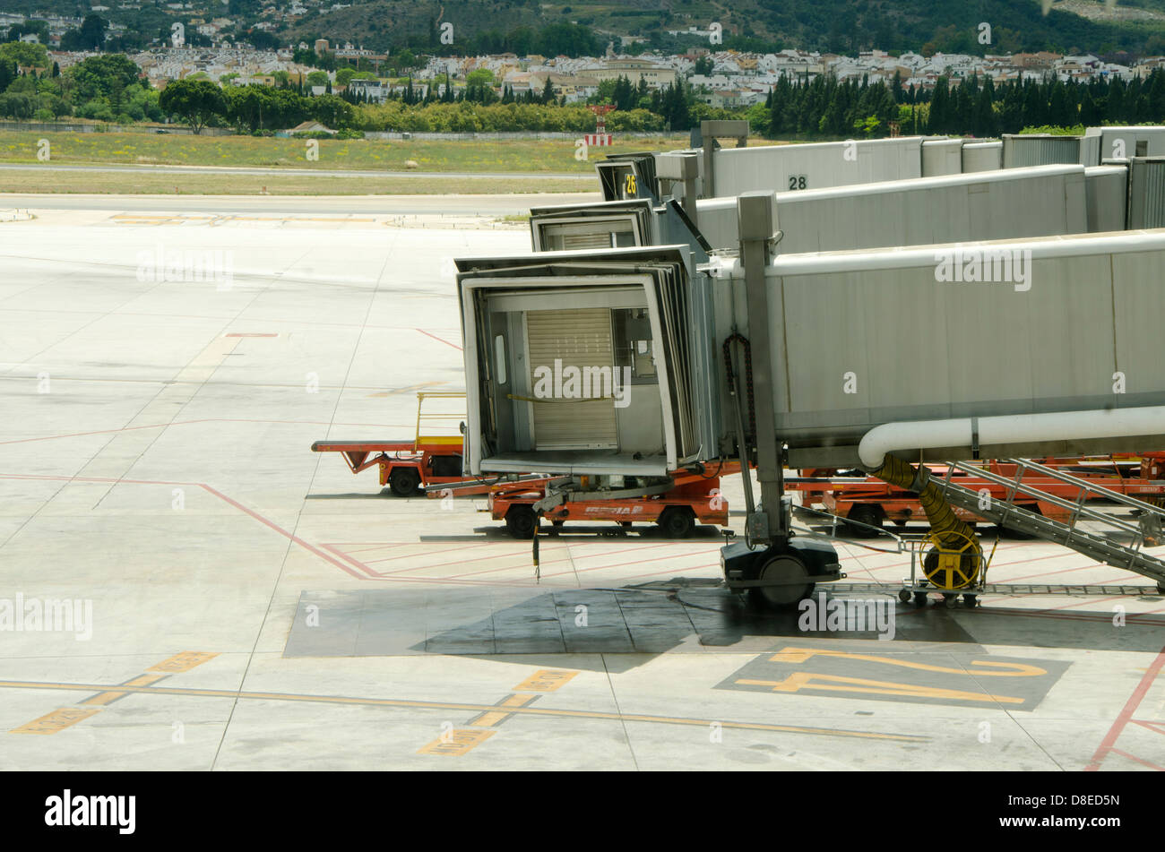 Airport boarding gates hi-res stock photography and images - Alamy