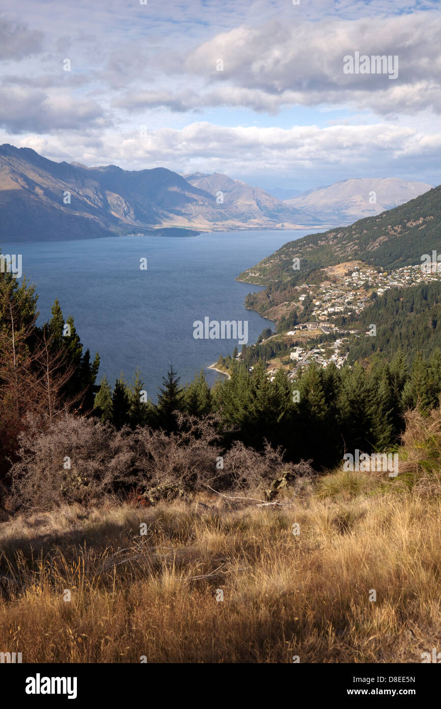 A view of Lake Wakatipu from the Queenstown Hill in the South Island of ...