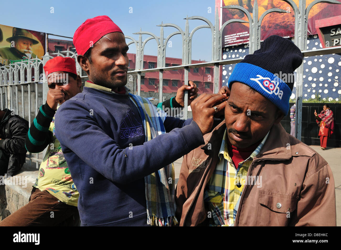 Traditional ear cleaning on the street in Delhi, India Stock Photo - Alamy