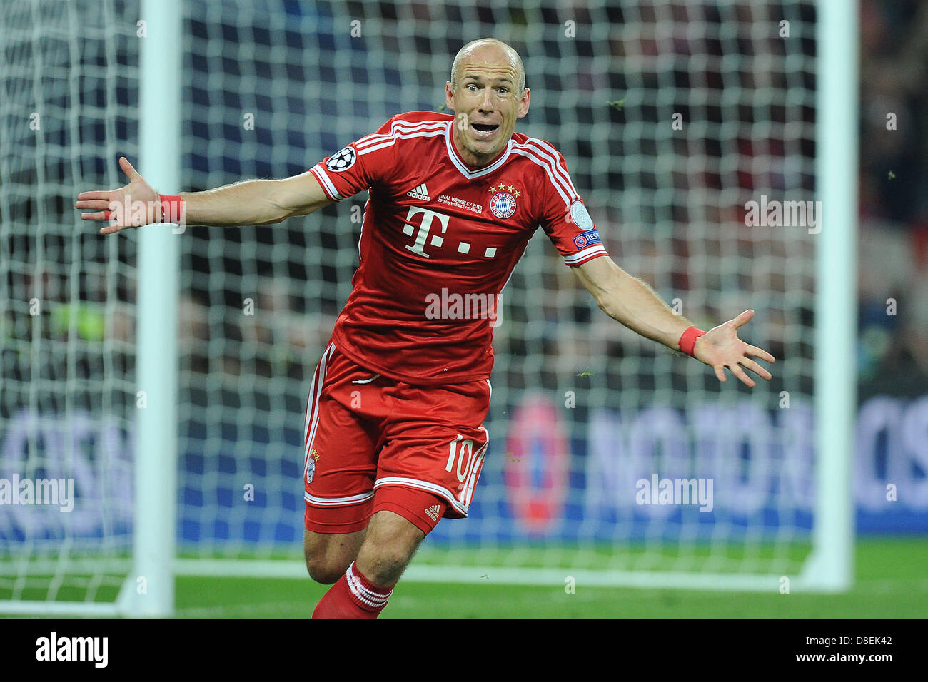 Munich S Arjen Robben Celebrates His 1 2 Goal During The Champions League Final Between German Soccer