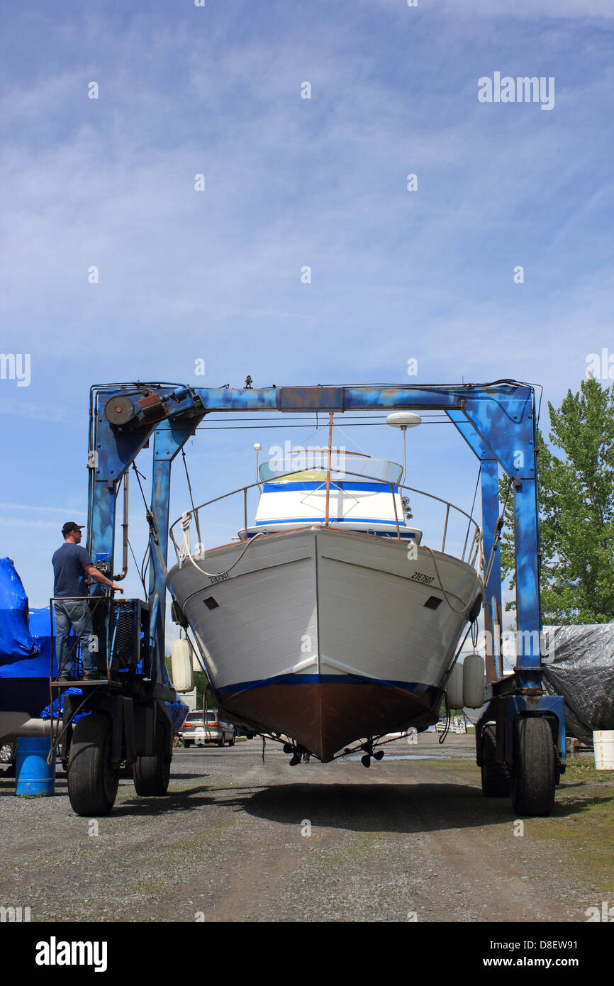 Crane lifting a boat hi-res stock photography and images - Alamy