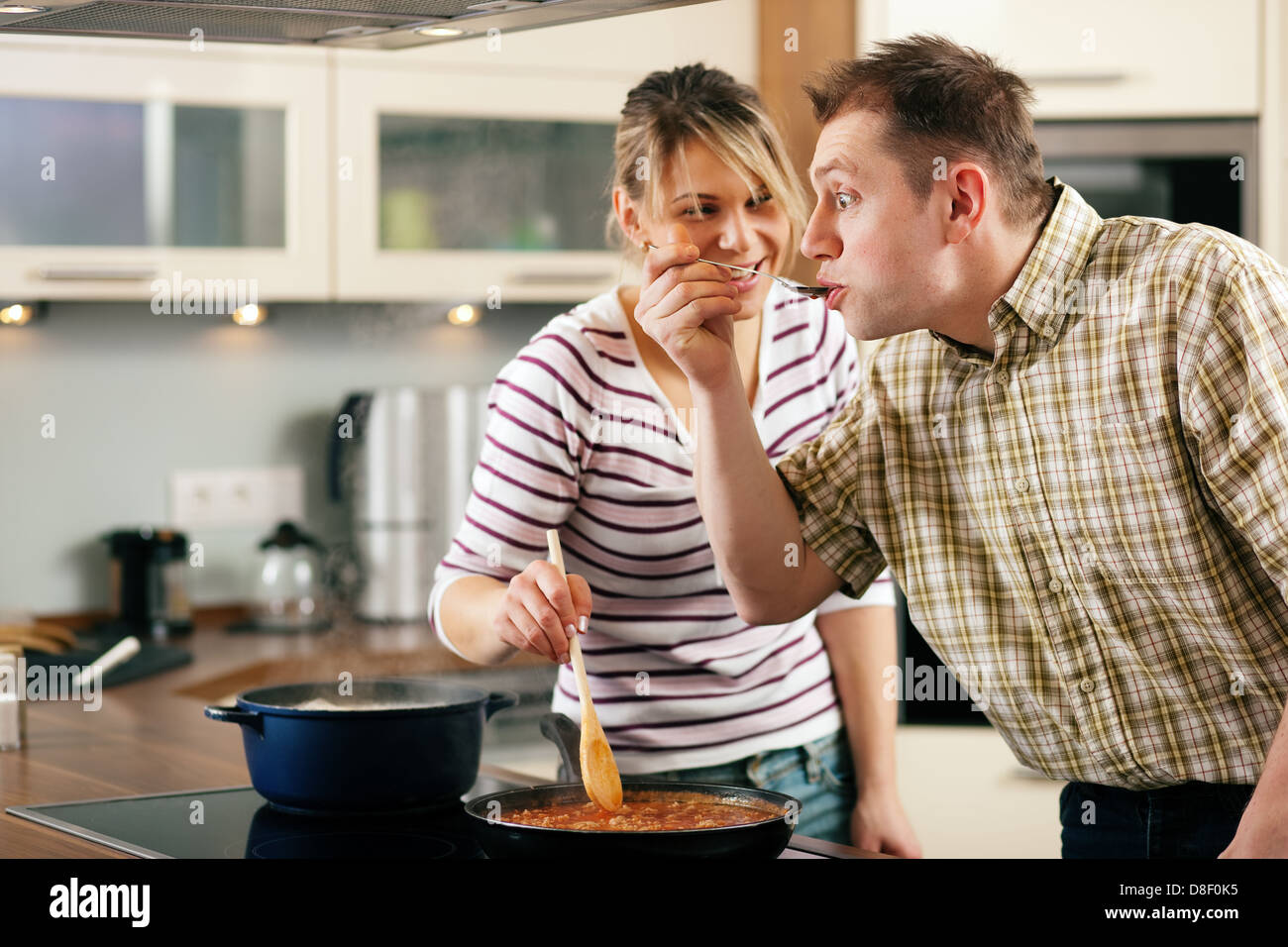 Сидим с мужем на кухне. Суп для мужчин. Мужчина на кухне. Муж кричит на кухне. Мужчина и женщина едят суп.