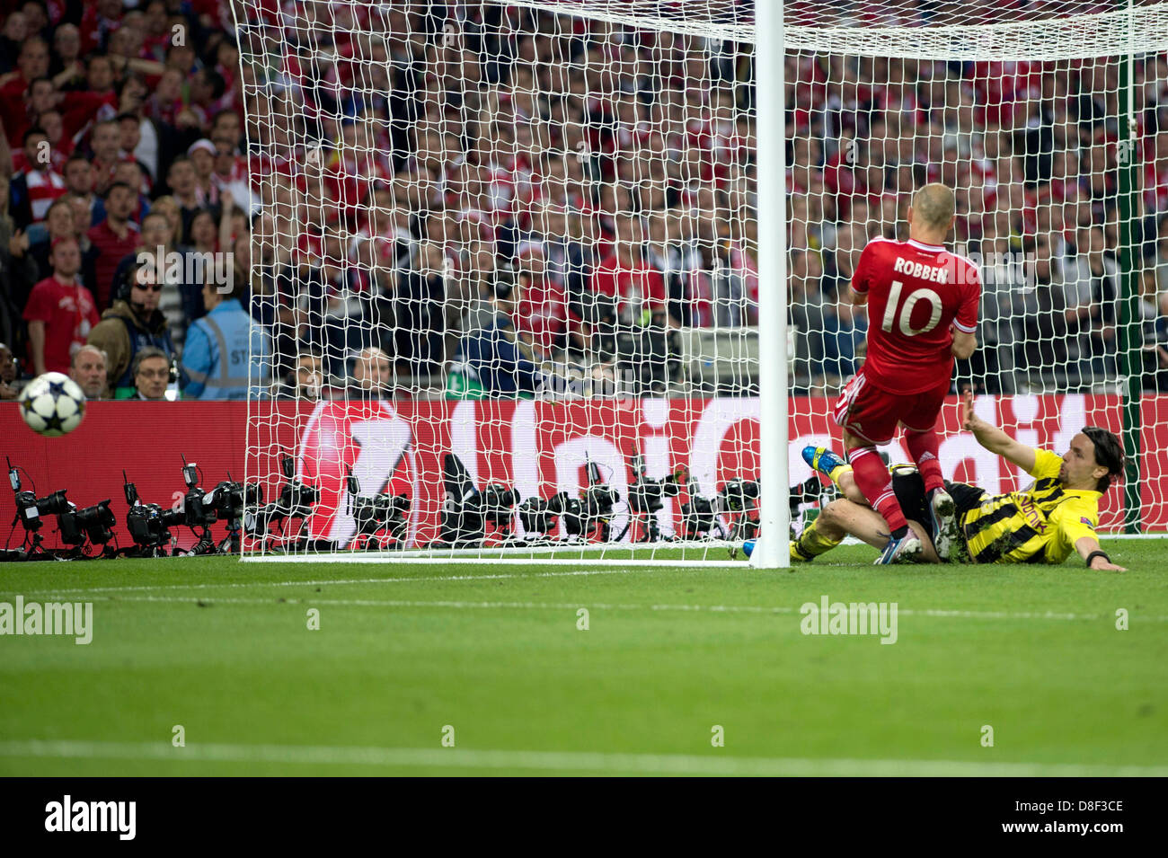 Arjen Robben Bayern Neven Subotic Dortmund May 25 13 Football Soccer Uefa Champions League Final Match