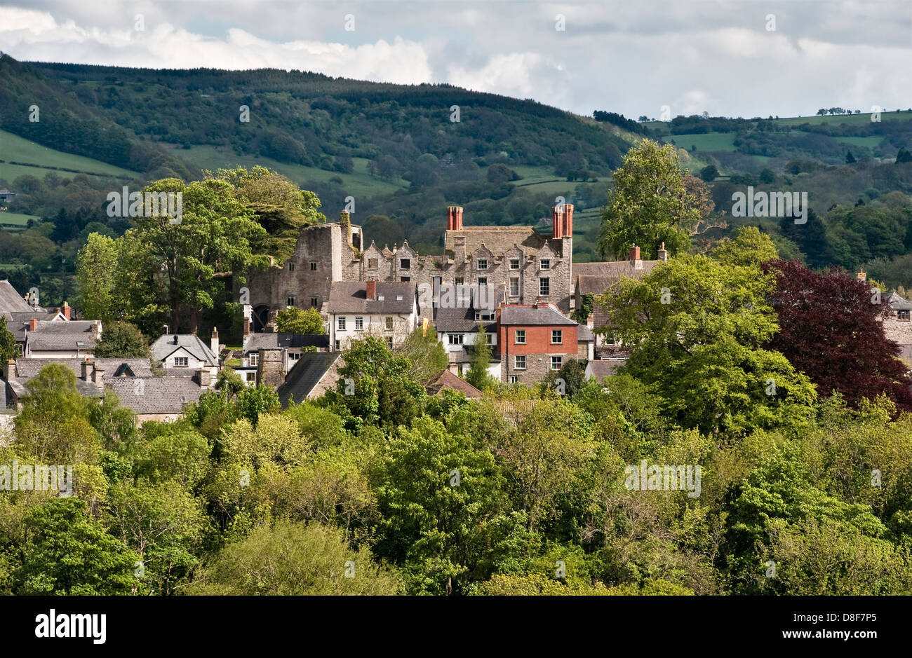 The 'book' town of Hay-on-Wye (on the Herefordshire - Wales border) is dominated both by its Jacobean castle and the wild Black Mountains beyond (UK) Stock Photo