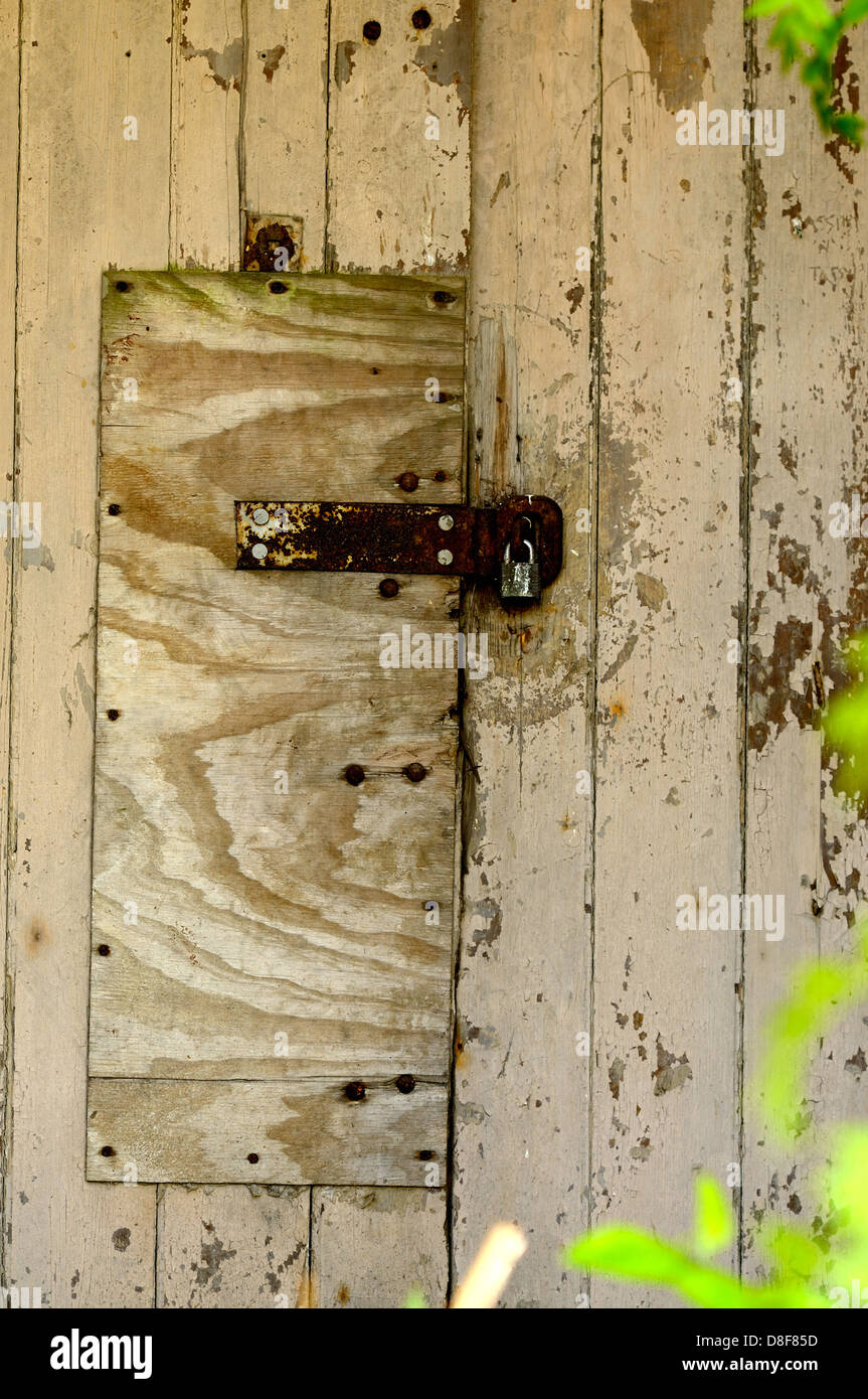 A lock and hinge on an old wooden door Stock Photo - Alamy