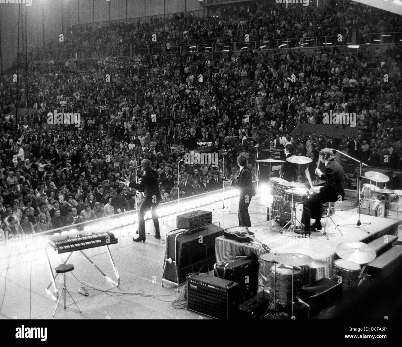 Blick über die Bühne auf das Publikum während des Auftritts der britischen Popgruppe The Beatles am 25. Juni 1966 in der Essener Grugahalle. Rund 8000 Fans konnten während der zwei Konzerte die berühmten 'Pilzköpfe' live erleben. Stock Photo