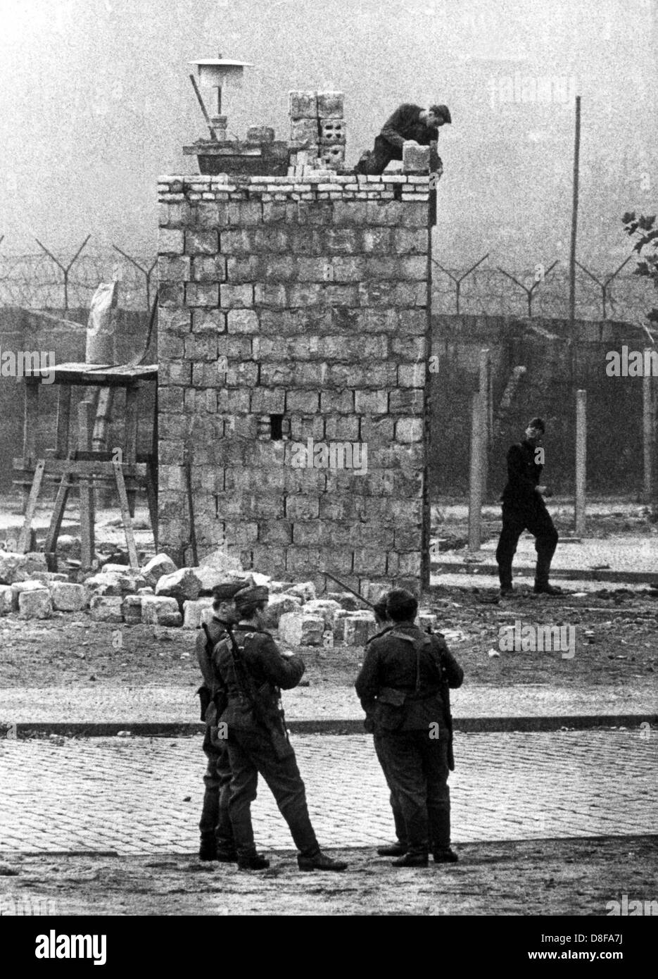 DDR-Grenzbeamte im Oktober 1967 beim Bau eines massiven Beobachtungsturms am Lohmühlenplatz gegenüber dem Westberliner Bezirk Neukölln. Stock Photo