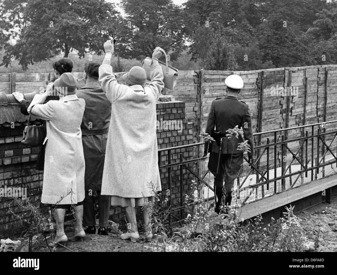 Westberliner winken am 15.10.1961 über die Mauer an der Schedter Ecke Gleimstraße, an sogenannten Gleimtunnel, ihren Freunden und Verwandten in Ostberlin zu. Am frühen Sonntagmorgen des 13. August 1961 wurde unter der Aufsicht von bewaffneten Streitkräften der DDR mit der Errichtung von Straßensperren aus Stacheldraht und dem Bau einer Mauer begonnen, um den Ostteil Berlins vom Westteil abzusperren. Die Mauer sollte den ständig steigenden Flüchtlingsstrom von Ost- nach West-Berlin stoppen.  +++(c) dpa - Report++ Stock Photo