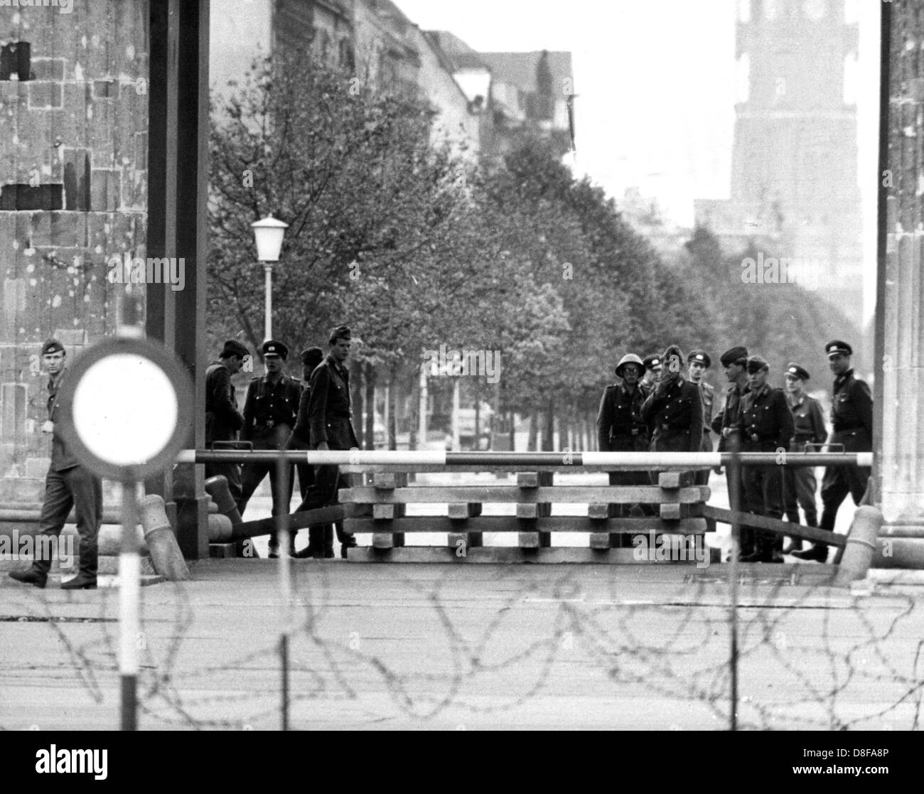 Die Barrikade am Brandenburger Tor in Berlin am 9.9.1961. Die fünf Durchfahrten, die durch das Brandenburger Tor führen, wurden am 9.9.1961 verbarrikadiert. Gegen 15.45 Uhr fuhren vier Lkws der Volkspolizei vor. Unter der Aufsicht von mehreren Offizieren luden etwa 30 Volkspolizisten Betonbalken ab, die kreuzweise in die Durchfahrten des Brandenburger Tores als Barrikade aufgestapelt wurden. Nur auf der südlichen Seite des Brandenburger Tores befindet sich jetzt noch eine etwa 40 Meter breite Lücke, die nur durch riesige Blumenschalen aus Beton, wie sie sich auch auf der nördlichen Seite befin Stock Photo