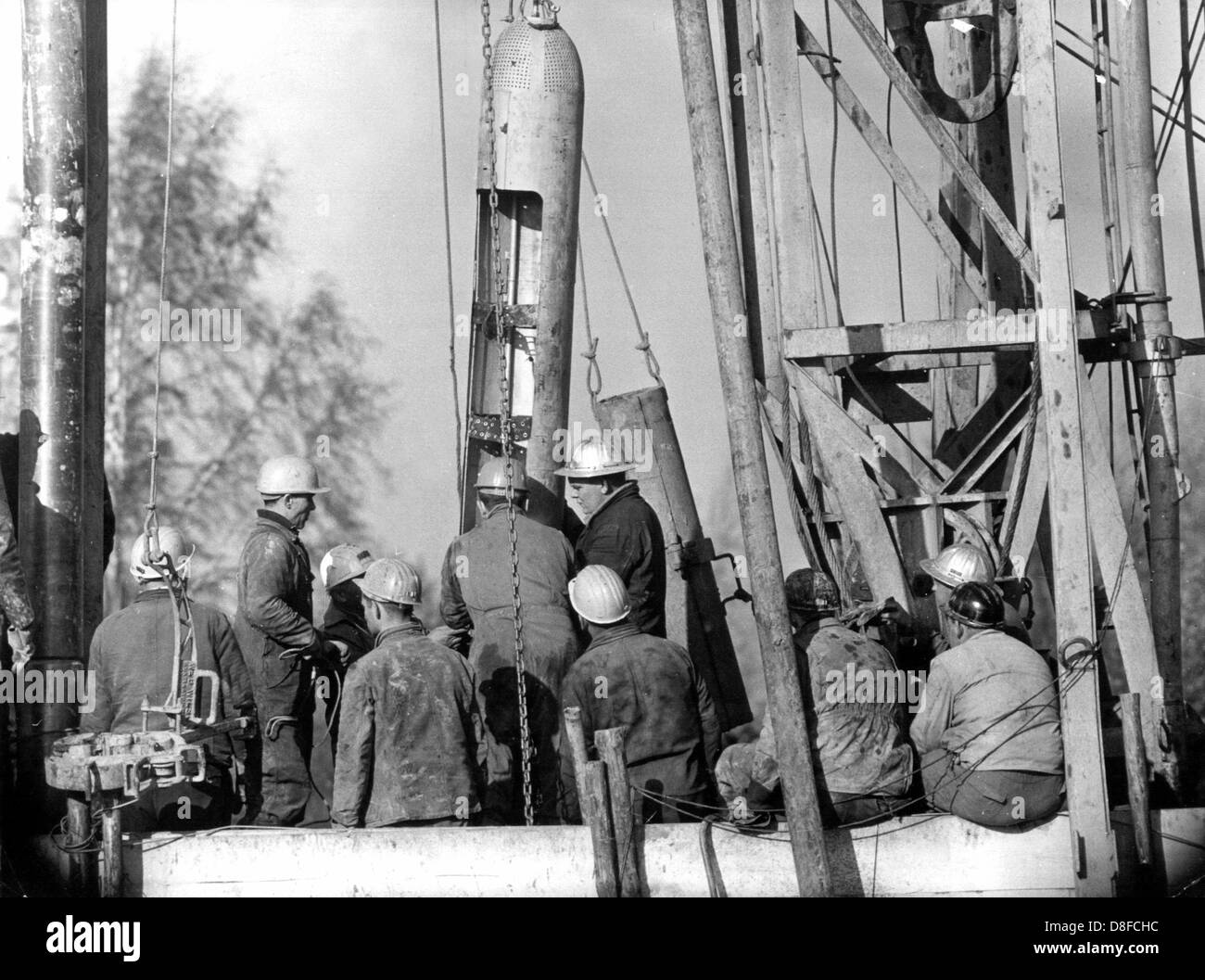 rescuers-set-the-dahlbusch-bomb-in-the-drill-hole-07111963-500-people-D8FCHC.jpg