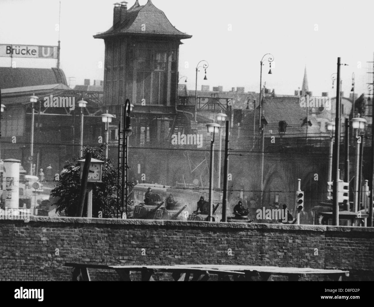 Soviet tanks aiming on West Berlin pictured at Warsaw Bridge in East Berlin, GDR, 13 August 1961. Soviet authorities had barred forcibly the Berlin borders. Stock Photo