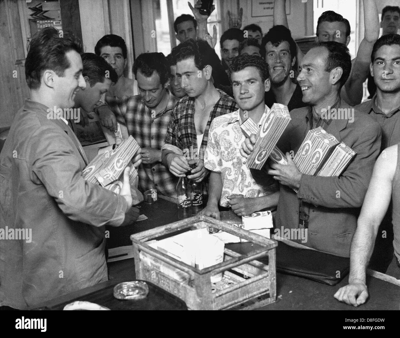 Italian Gastarbeiter buy spaghetti in Wolfsburg, photographed in 1962. Stock Photo
