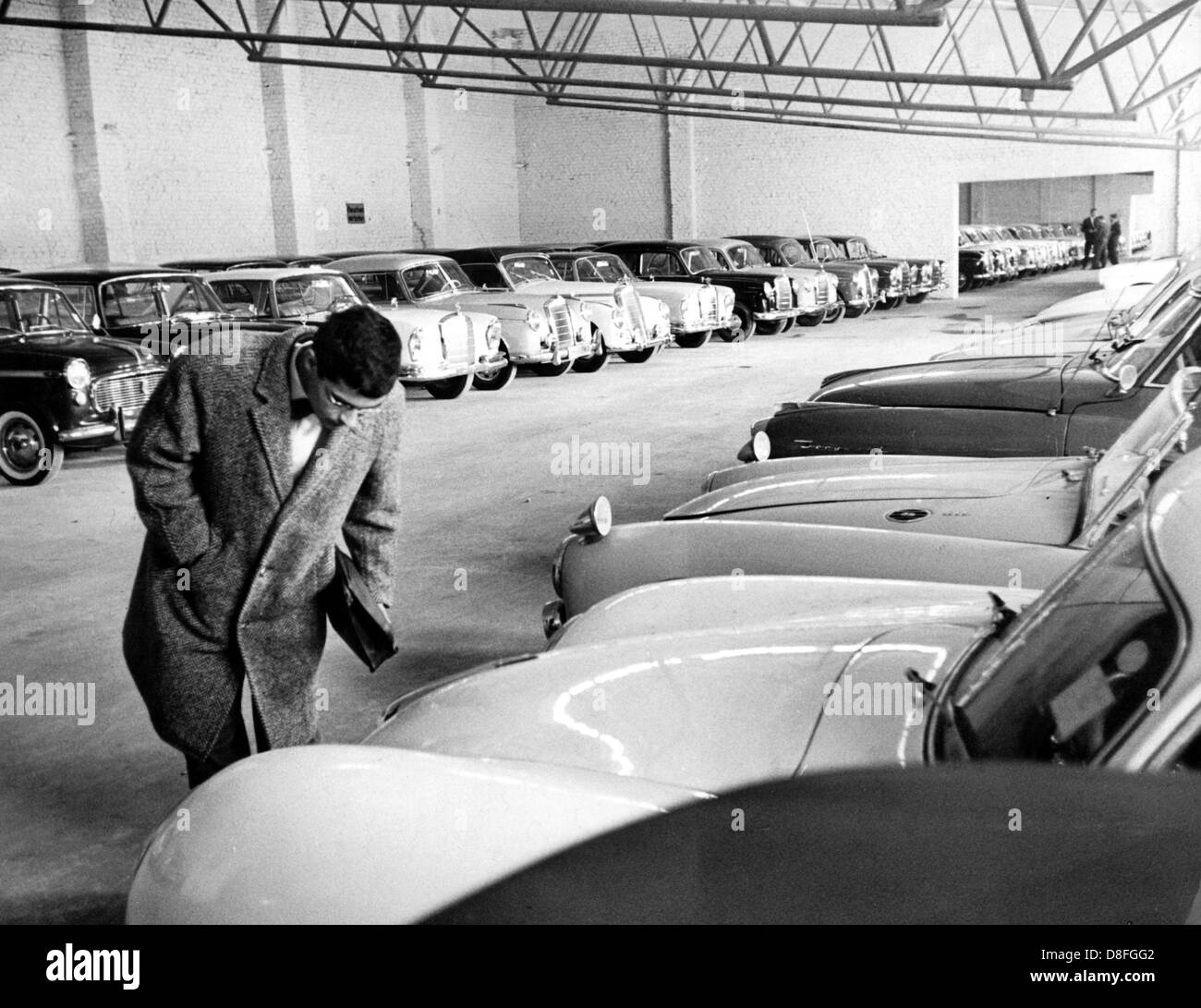 A customer checks the offer. Second-hand car dealer Wilhelm Becker has  opened the first "Car supermarket in the world" in Duesseldorf on the 29th  of November in 1961 Stock Photo - Alamy